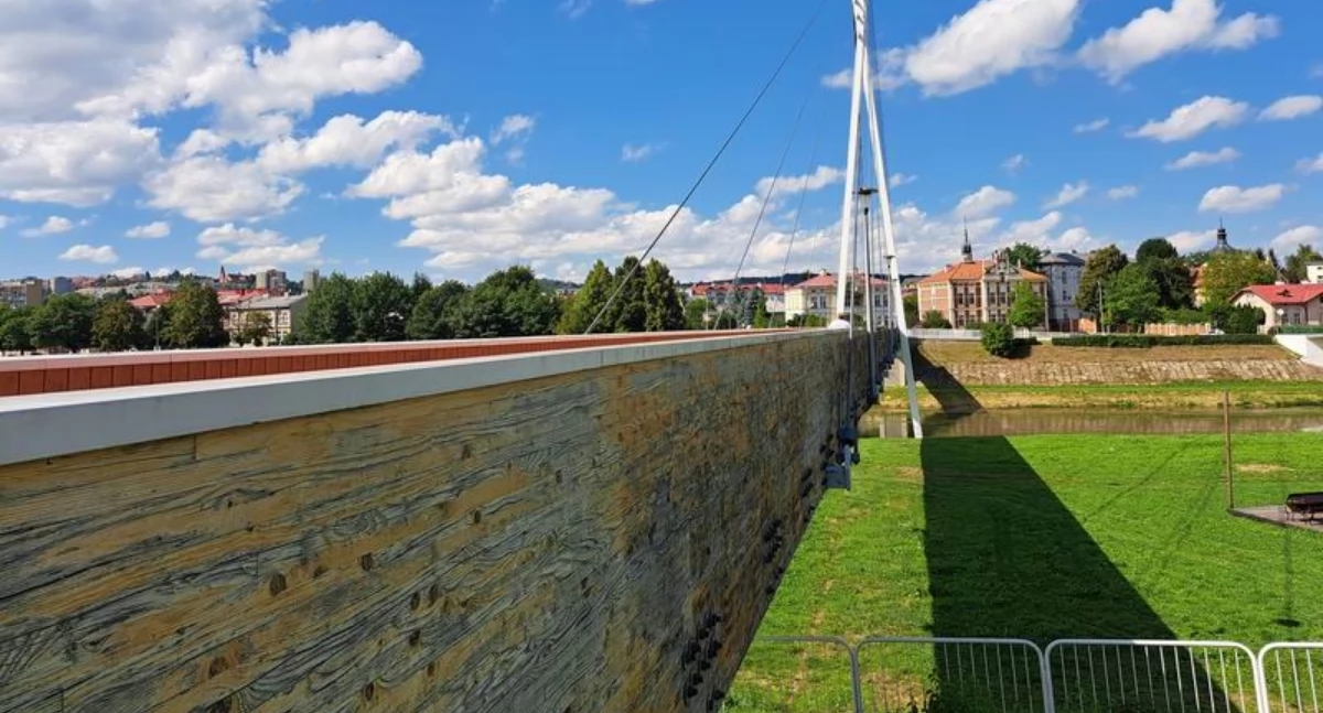 Zal de stad geld vinden voor een grondige renovatie van de voetgangers- en fietsbrug? [FOTO'S]