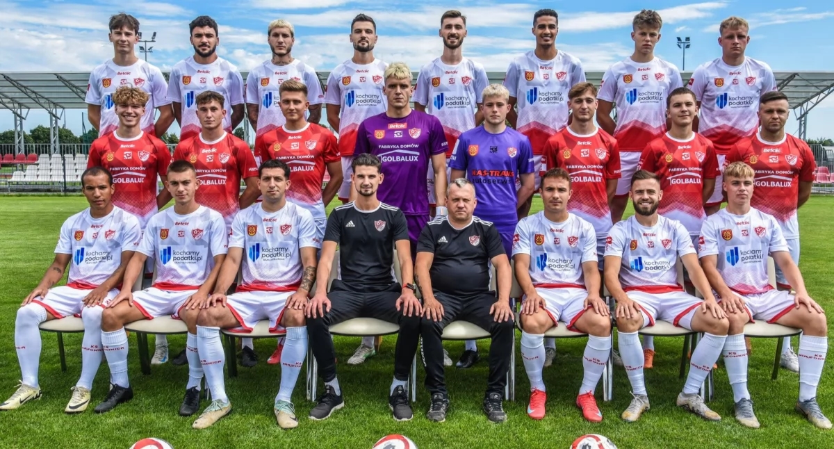 De woede van JKS. Geen verrassingen in Wiązownica. Hattrick van Patryk Zieliński