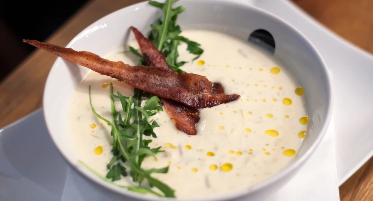 Crema di mais con coriandolo fresco e pancetta croccante