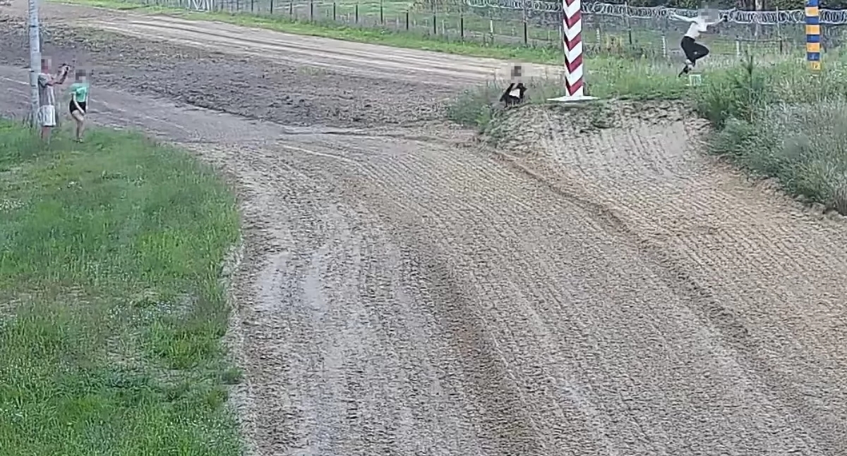 Foto costose sulla striscia stradale di confine