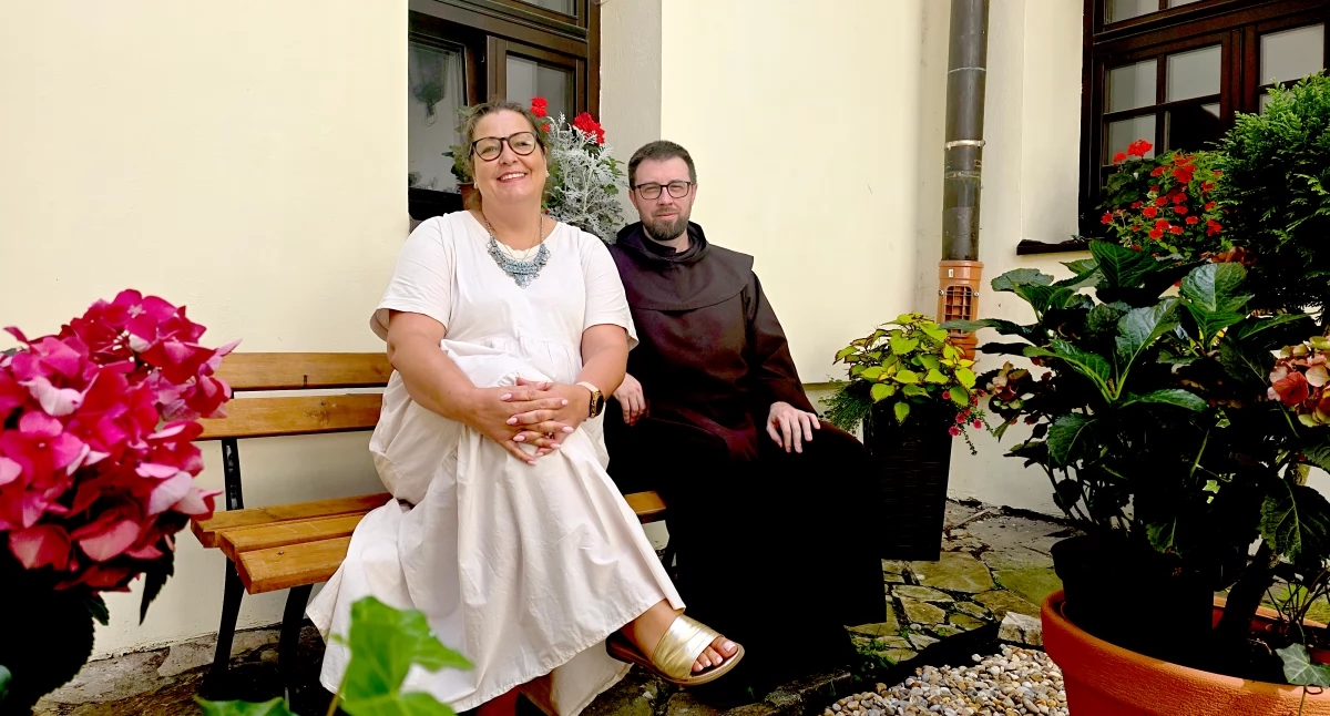 – Nós nos fazemos perguntas muito difíceis – uma entrevista com Irena Wywrot e o carmelita, Padre Damian Sochacki – os criadores e originadores da Fundação “Karmelicka 1”, que opera na Igreja dos Padres Carmelitas Descalços em Przemyśl.