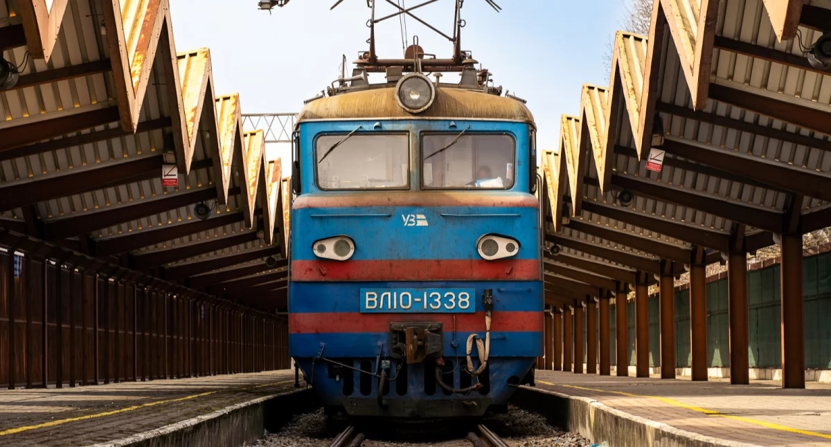 I macchinisti ucraini facevano entrare clandestinamente persone a bordo di una locomotiva, guadagnando 10.000 dollari a persona fatta passare clandestinamente attraverso il confine.