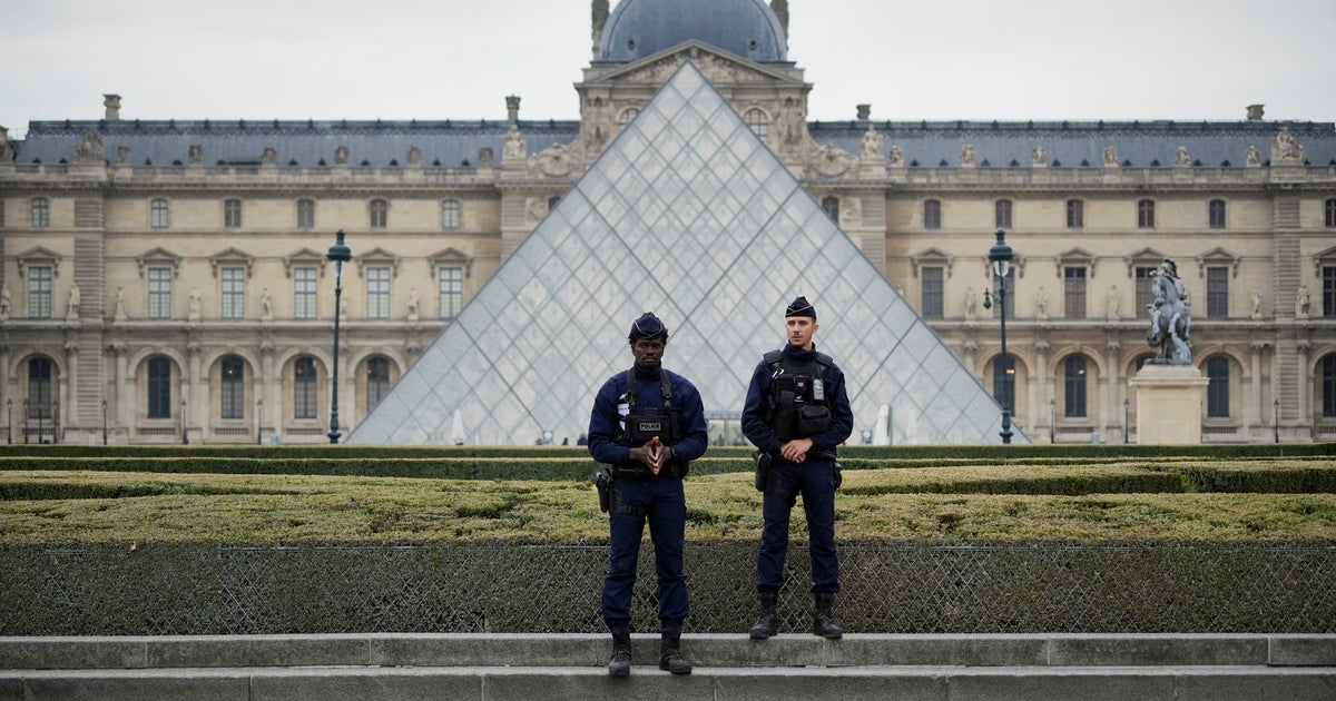 Il governo francese afferma che i gioielli rubati al Louvre non erano assicurati