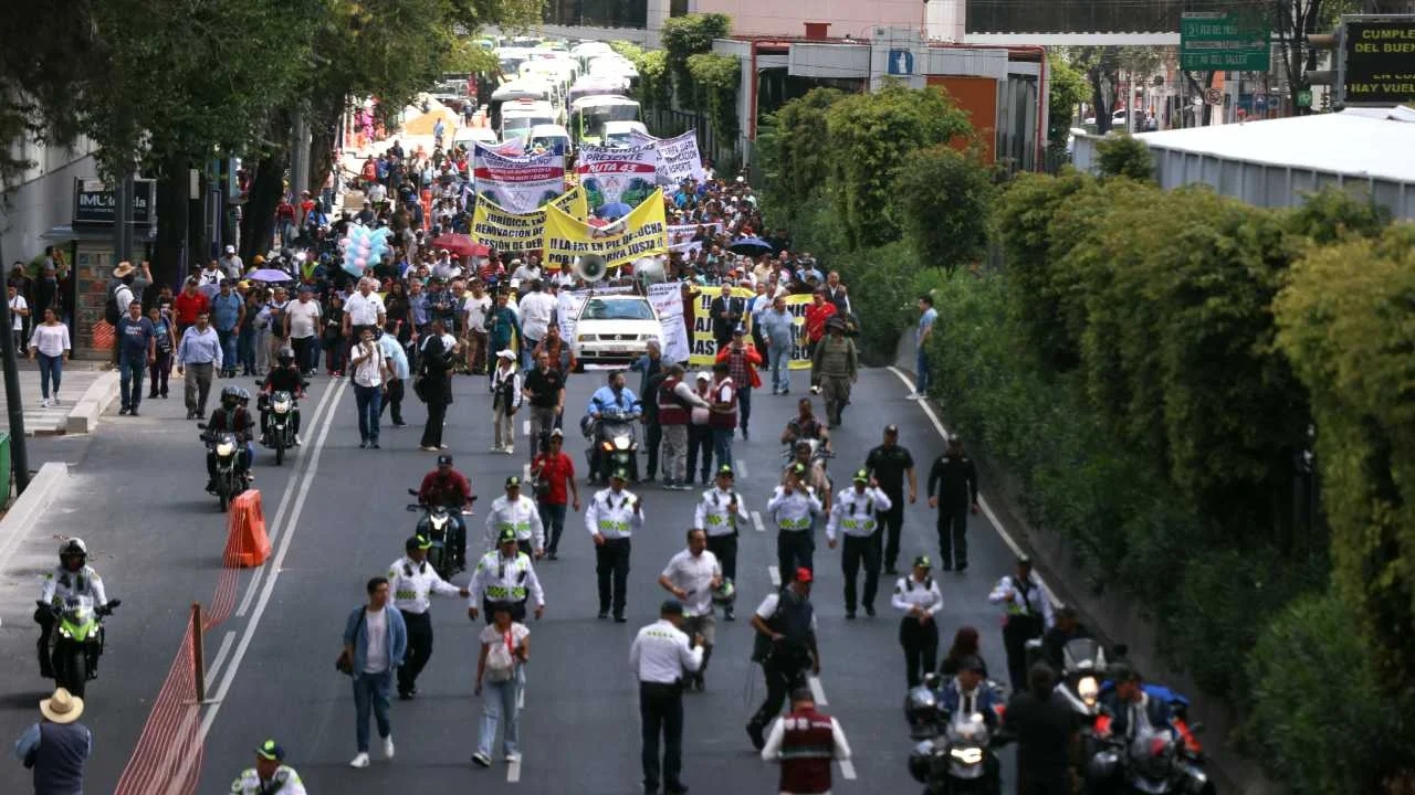 Transporters prepare to suffocate Mexico City