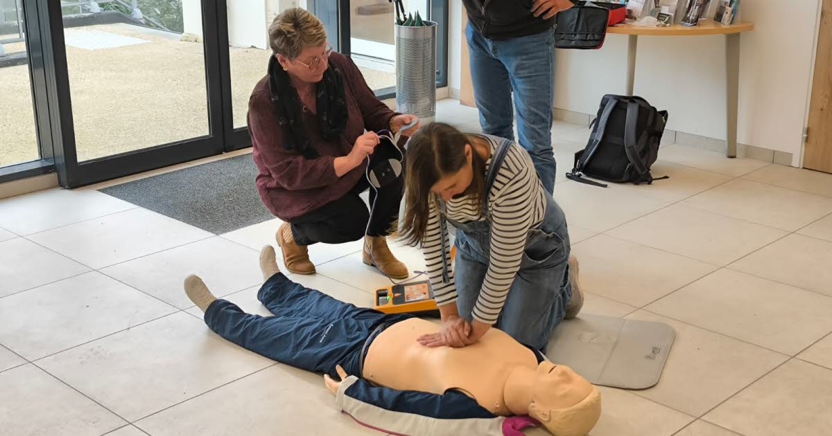 Longchamp. Municipal staff trained in the use of a defibrillator.