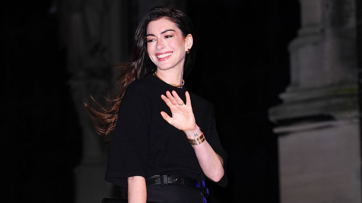 Anne Hathaway'in Sıra Dışı Ayakkabı Rengi, Basic Jean'lere Ana Karakter Enerjisi Veriyor
