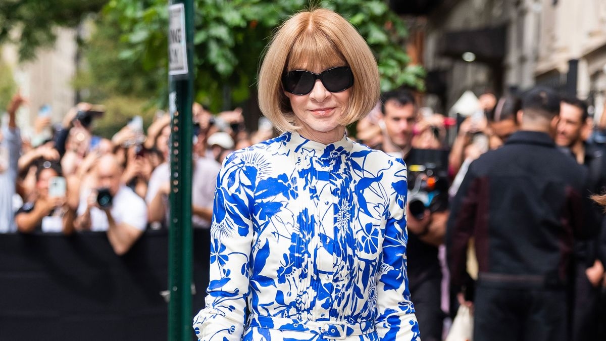 Probieren Sie statt schwarzer und grauer Mäntel diesen von Anna Wintour empfohlenen Farbtrend