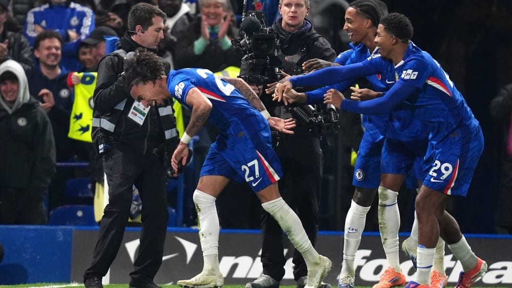 Una curiosa anteprima nella loro 165a partita professionistica: il Chelsea celebra Gusto, che ha infranto la squalifica