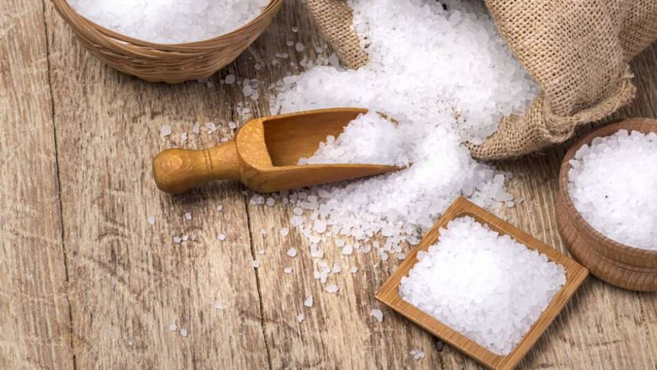 Put salt under your bed in November and December: This simple method eliminates mold and moisture problems in the house!