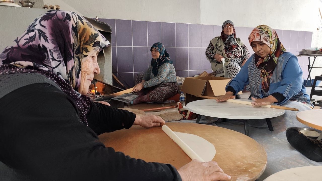 In Manisa, 11 women have been making yufka in the same garden for 50 years!