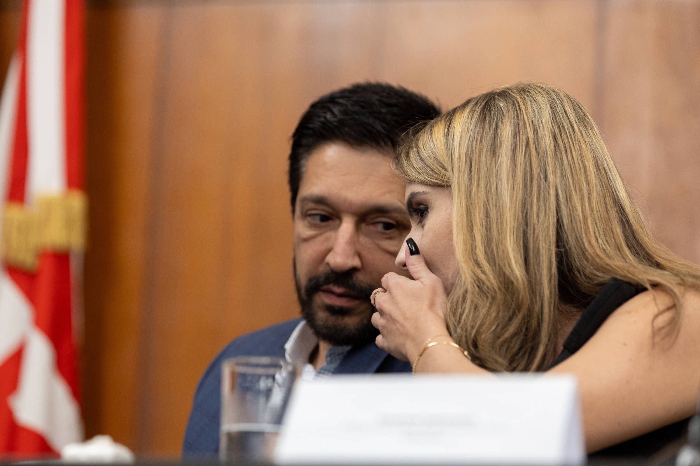 Tavola rotonda: i consiglieri comunali interrogano Ricardo Nunes in merito al voto dell'alleato contro l'aumento dell'imposta sulla proprietà.