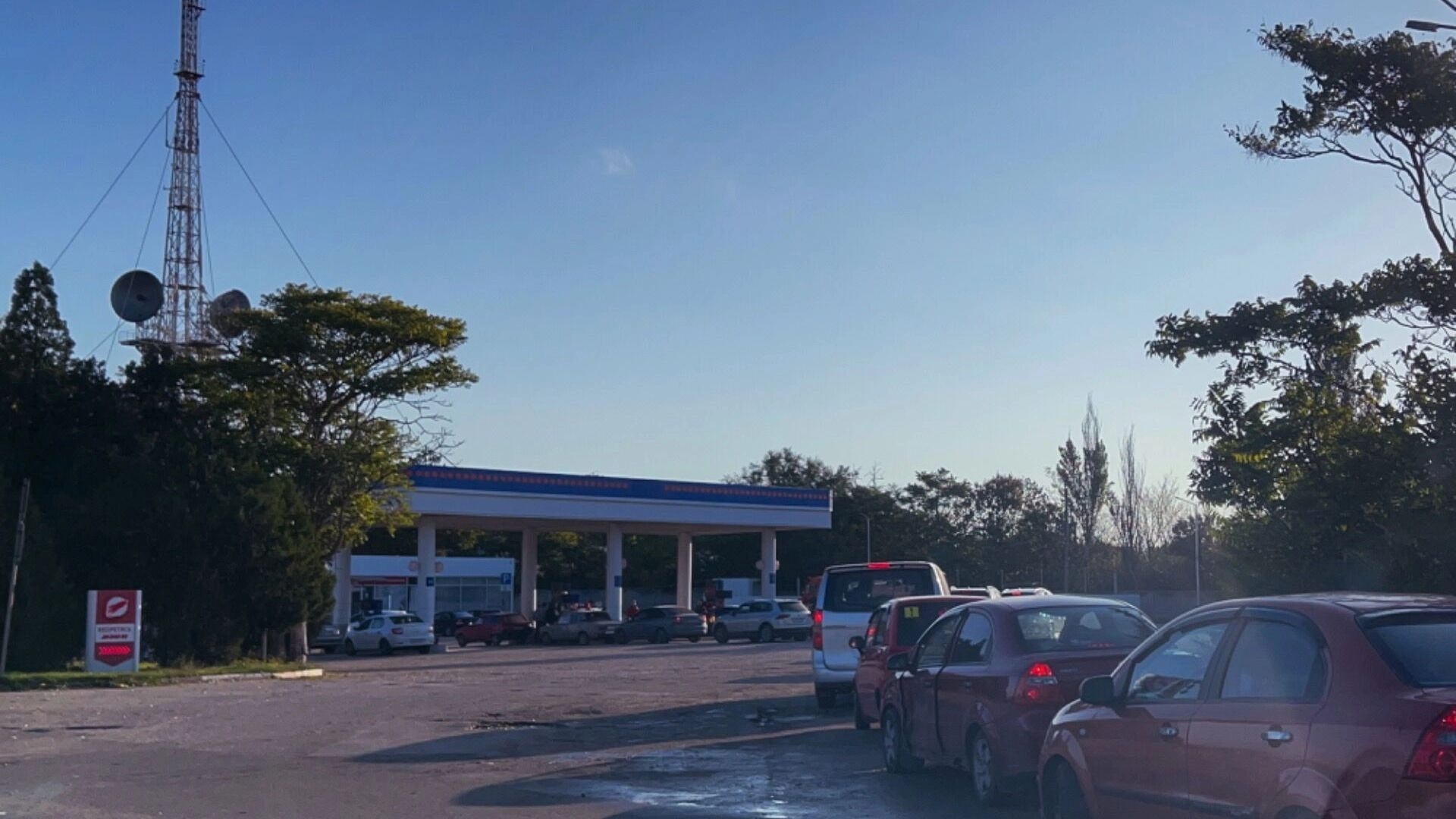 Diluire la benzina "legalmente": ora è consentito aggiungere alcol e monometilanilina nociva alla benzina.