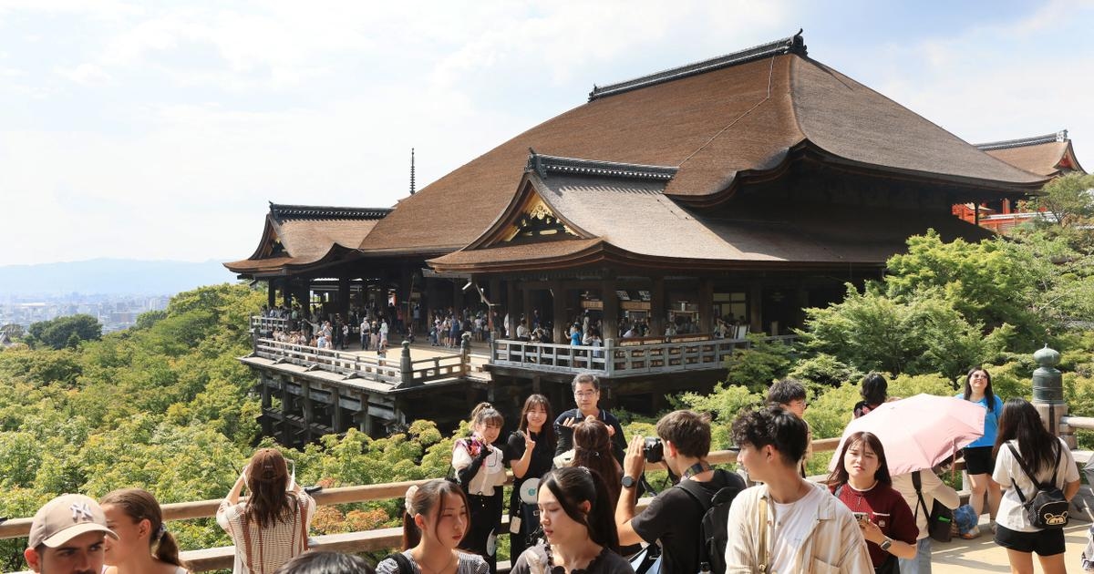 Yabancı akınıyla karşı karşıya kalan Japon tatilciler Kyoto'yu terk ediyor