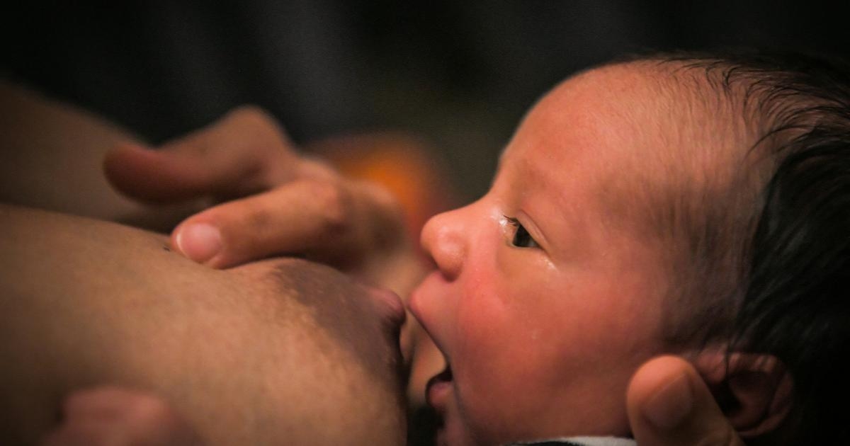 La lactancia materna protege contra el cáncer de mama, incluso décadas después