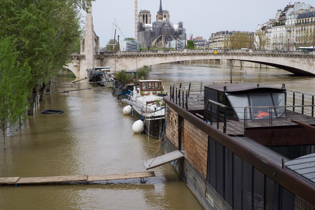 Strade allagate, interruzioni di corrente, migliaia di residenti evacuati... Parigi si prepara all'"alluvione del secolo"