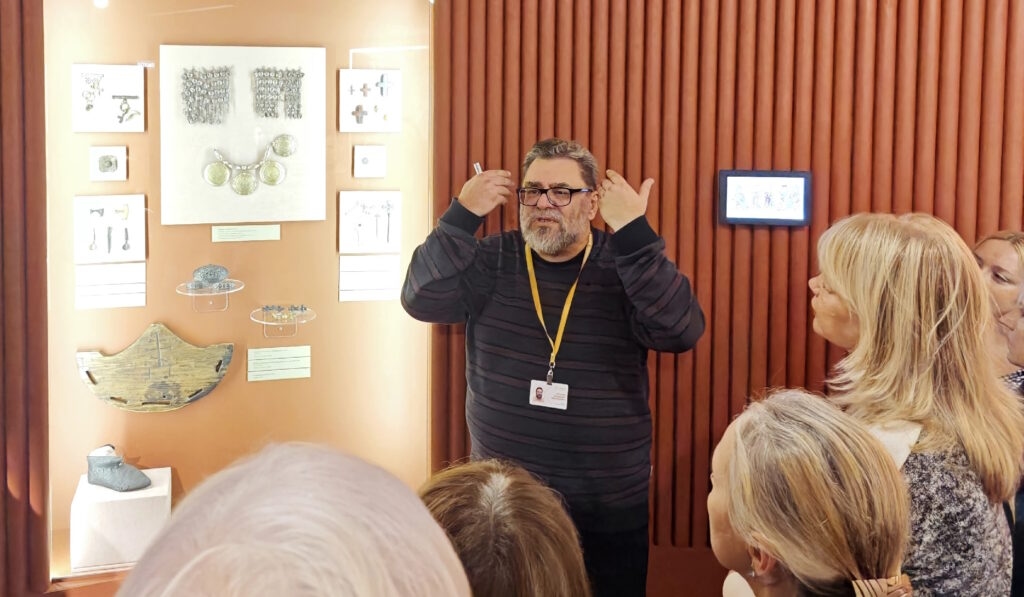 La hora tardía y el mal tiempo no impidieron que los habitantes de Nóvgorod se sumergieran en la magia del arte.