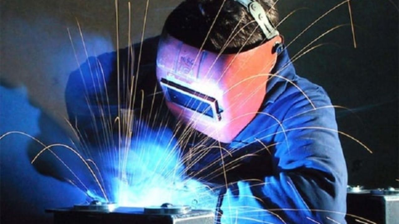 В мире огромная нехватка рабочих, им предлагают работу ещё до выпуска! Металлисты спешат на помощь.