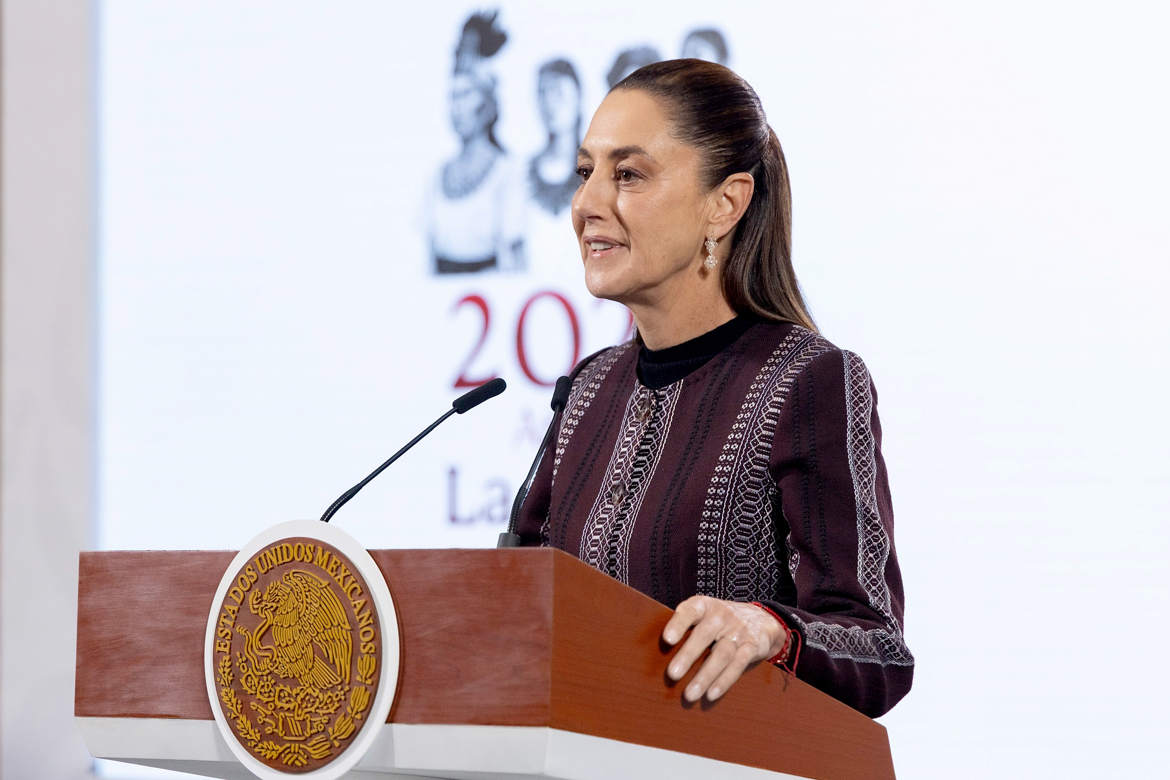 Claudia Sheinbaum avoids talking about the suspension of US-Canada negotiations.