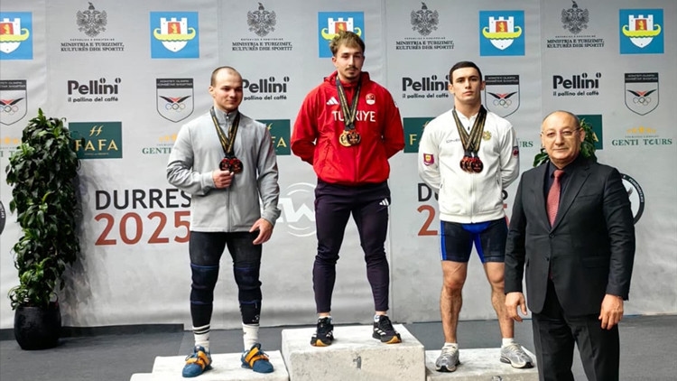 O halterofilista nacional Yusuf Fehmi Genç tornou-se campeão europeu!