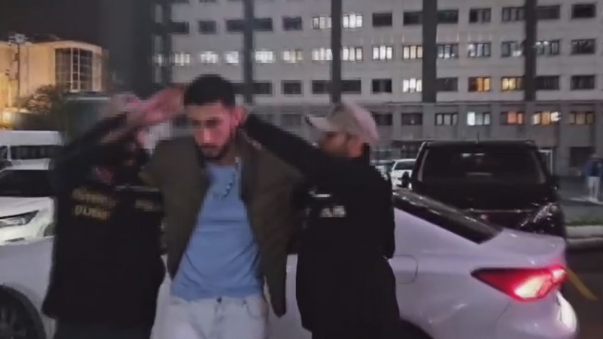 Ele colocou uma coleira no pescoço de uma mulher e a levou para passear! Duas pessoas foram presas.