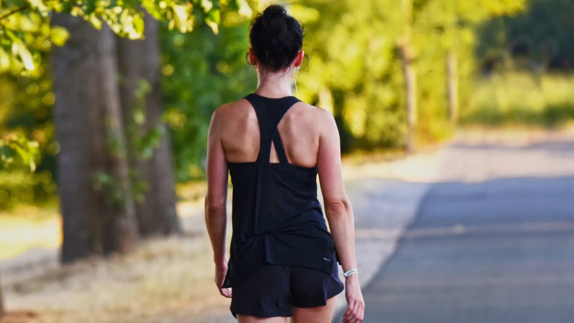 What it means to walk with your eyes on the ground, according to psychology