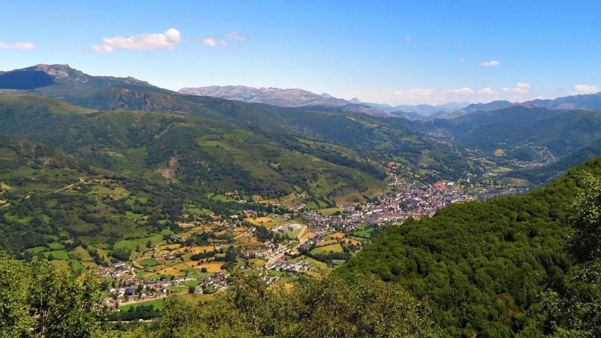 The village in León that is located in a Biosphere Reserve and is home to brown bears