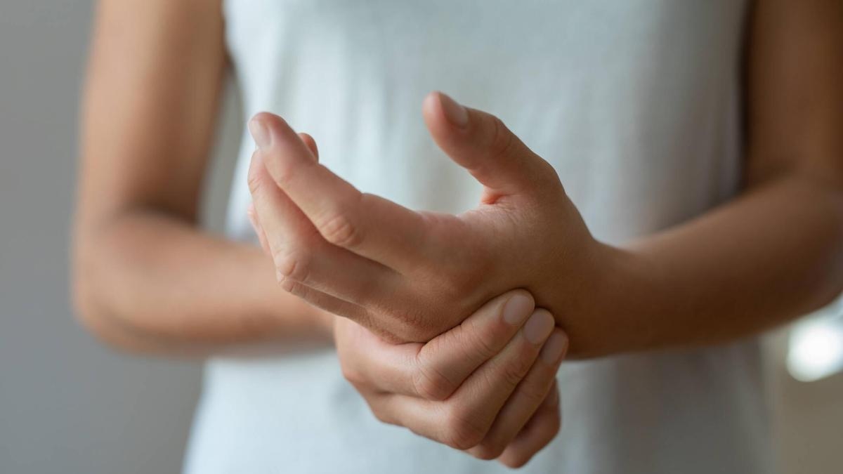 Mulheres demonstram maior proteção cerebral precoce contra Parkinson, revela estudo internacional.