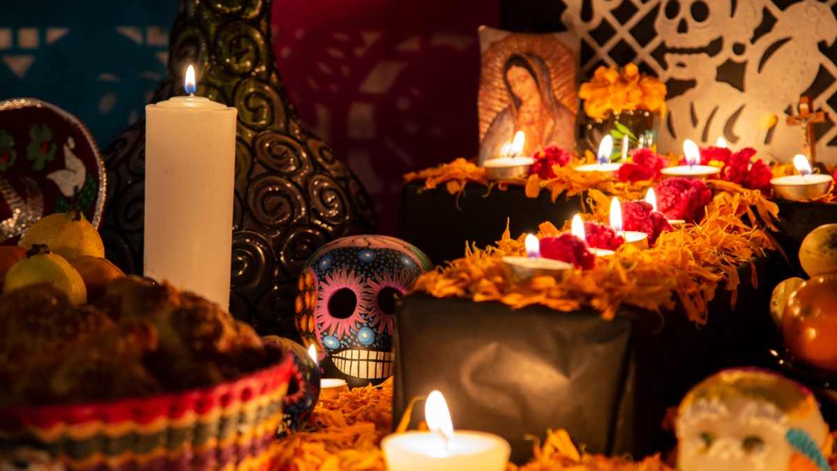 Between marigolds and pan de muerto: How to celebrate the Day of the Dead in Mexico like a local?