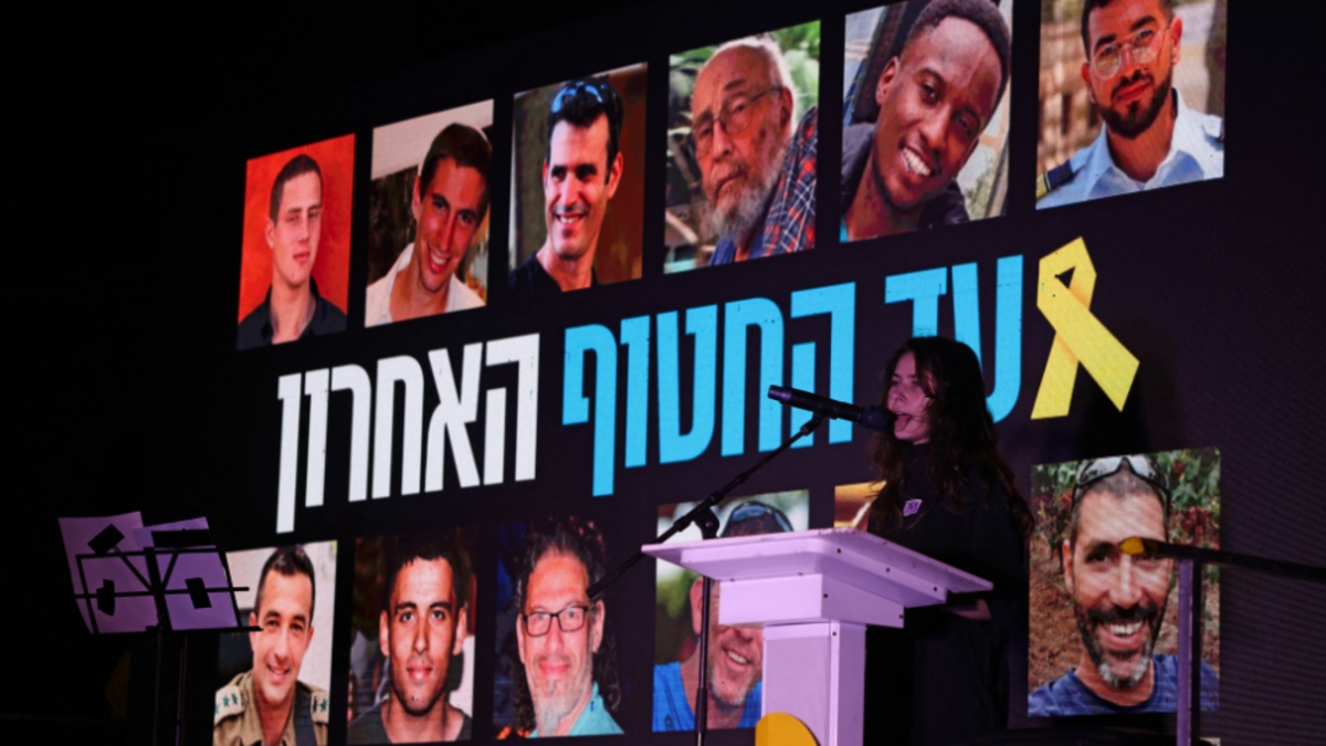 Le famiglie degli ostaggi chiedono a Israele e agli Stati Uniti di interrompere il cessate il fuoco finché Hamas non restituirà i restanti 13 corpi.