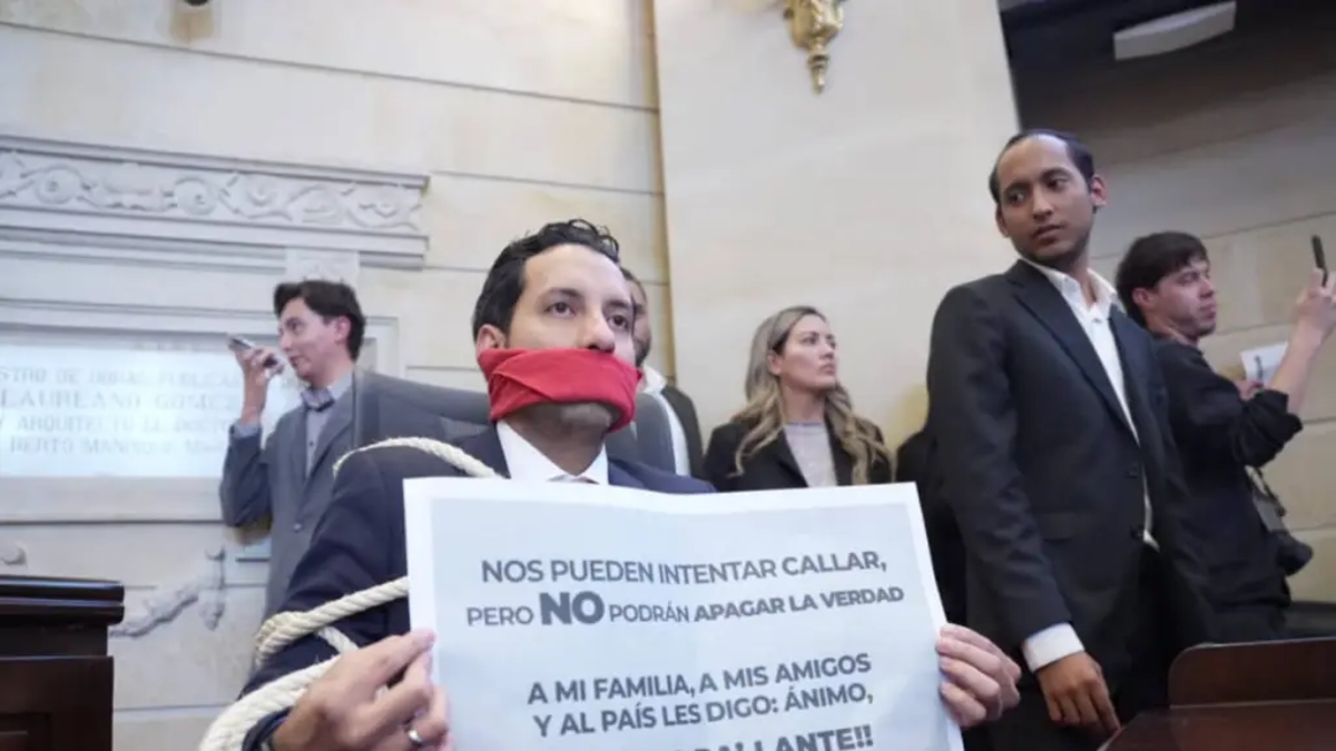 Julián López, president of the Chamber, chained himself to his seat in protest against the sanction imposed on the U Party: 'They will not be able to silence the truth'