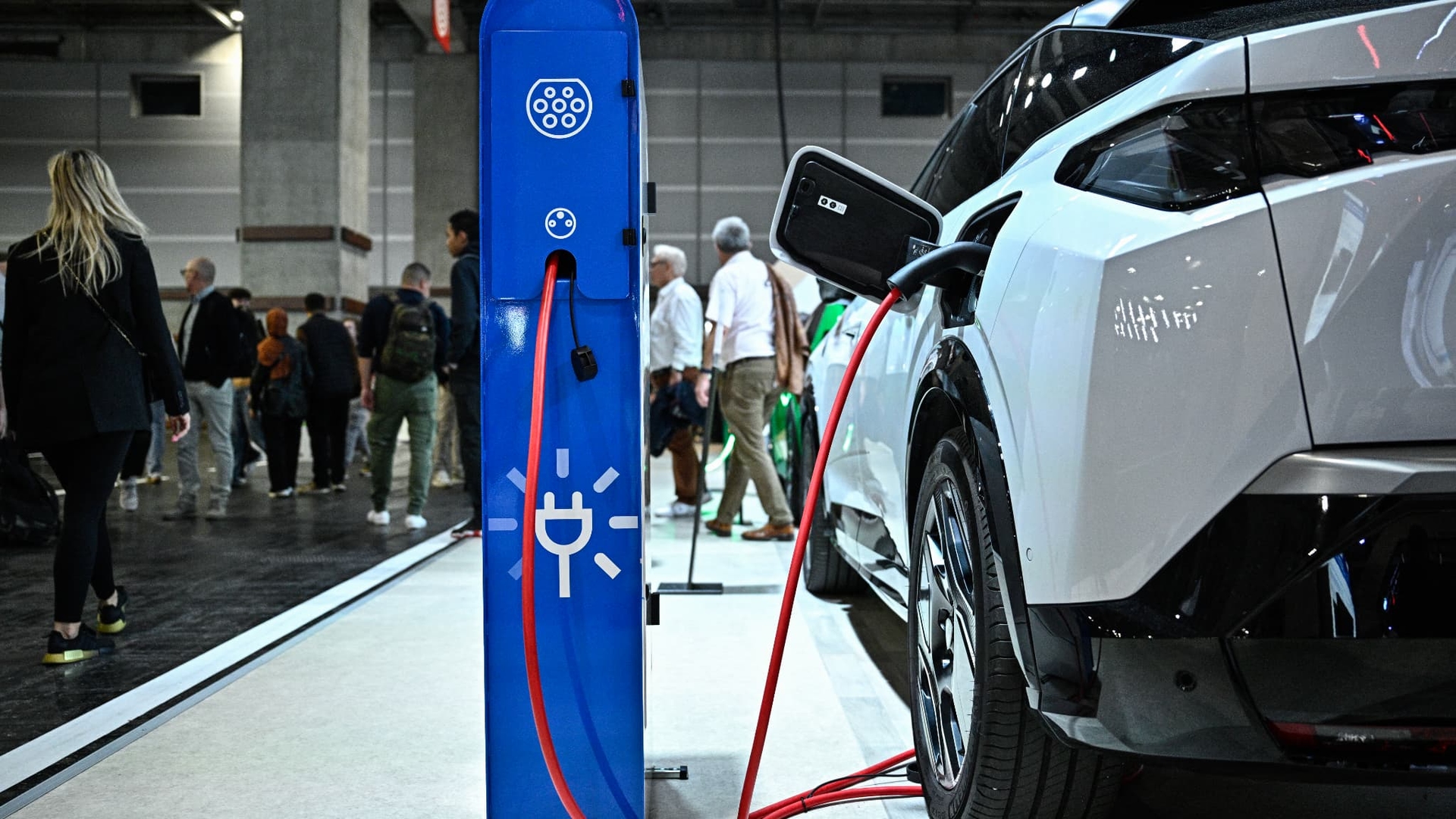 2035'e kadar içten yanmalı motorlu araçlara yasak: Elektrikli araçlar konusunda "Çin'e rakip olamayız"