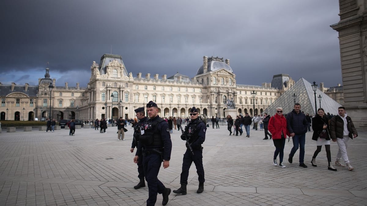 Paris: Louvre robber reportedly demands eight million euros for jewel