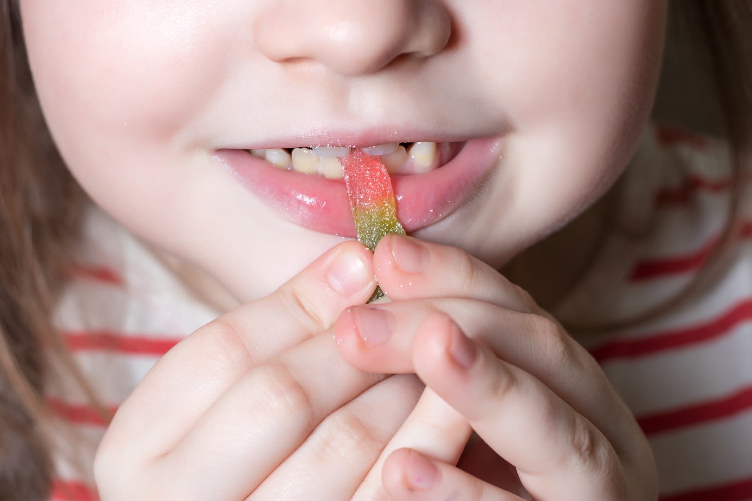 Dentyści są jednomyślni: w żadnym wypadku nie należy myć zębów po spożyciu tego typu słodyczy.