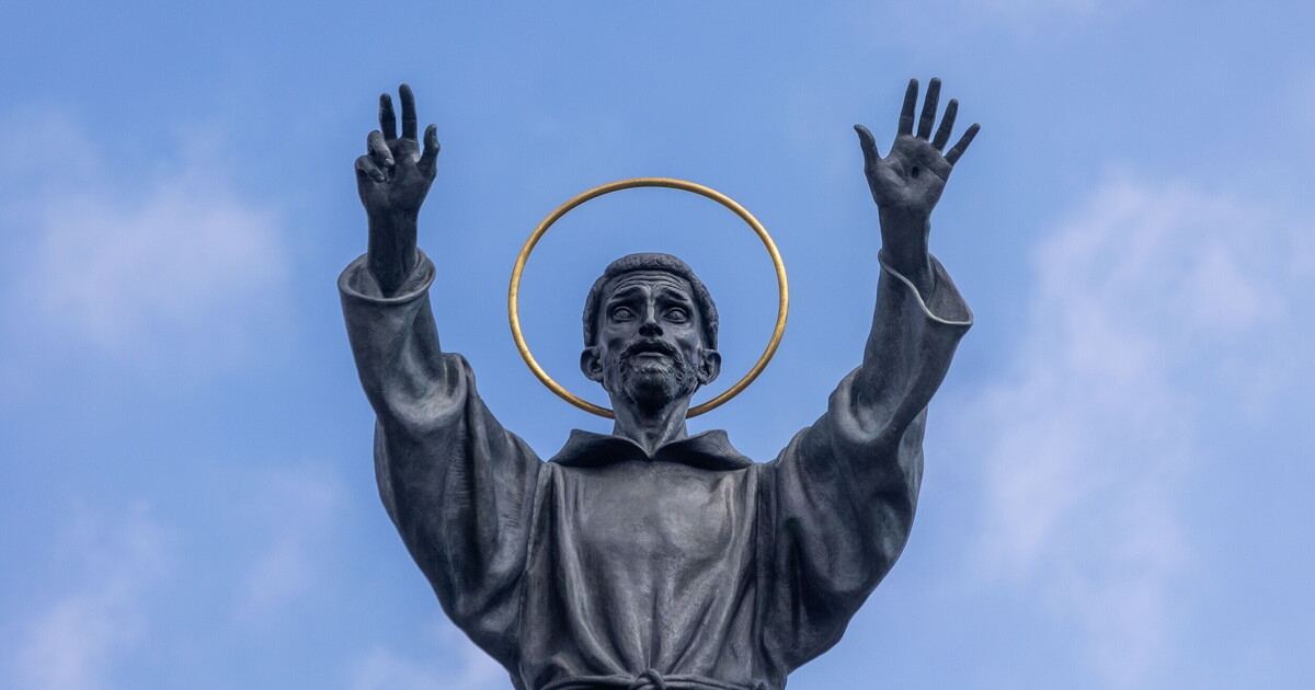 Alışkanlığın uyandırdığı, canlandırdığı ve çektiği bu durum, herkesin kendine özgü bir Aziz Francis versiyonuna sahip olmasına yol açar. Ve gerçek olan kaybolur.