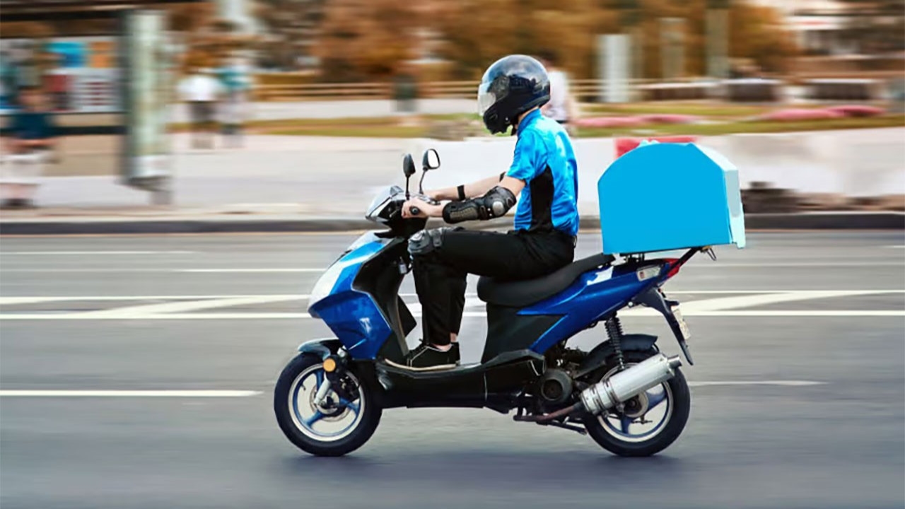 Motorradfahrer und -beifahrer müssen Handschuhe tragen.