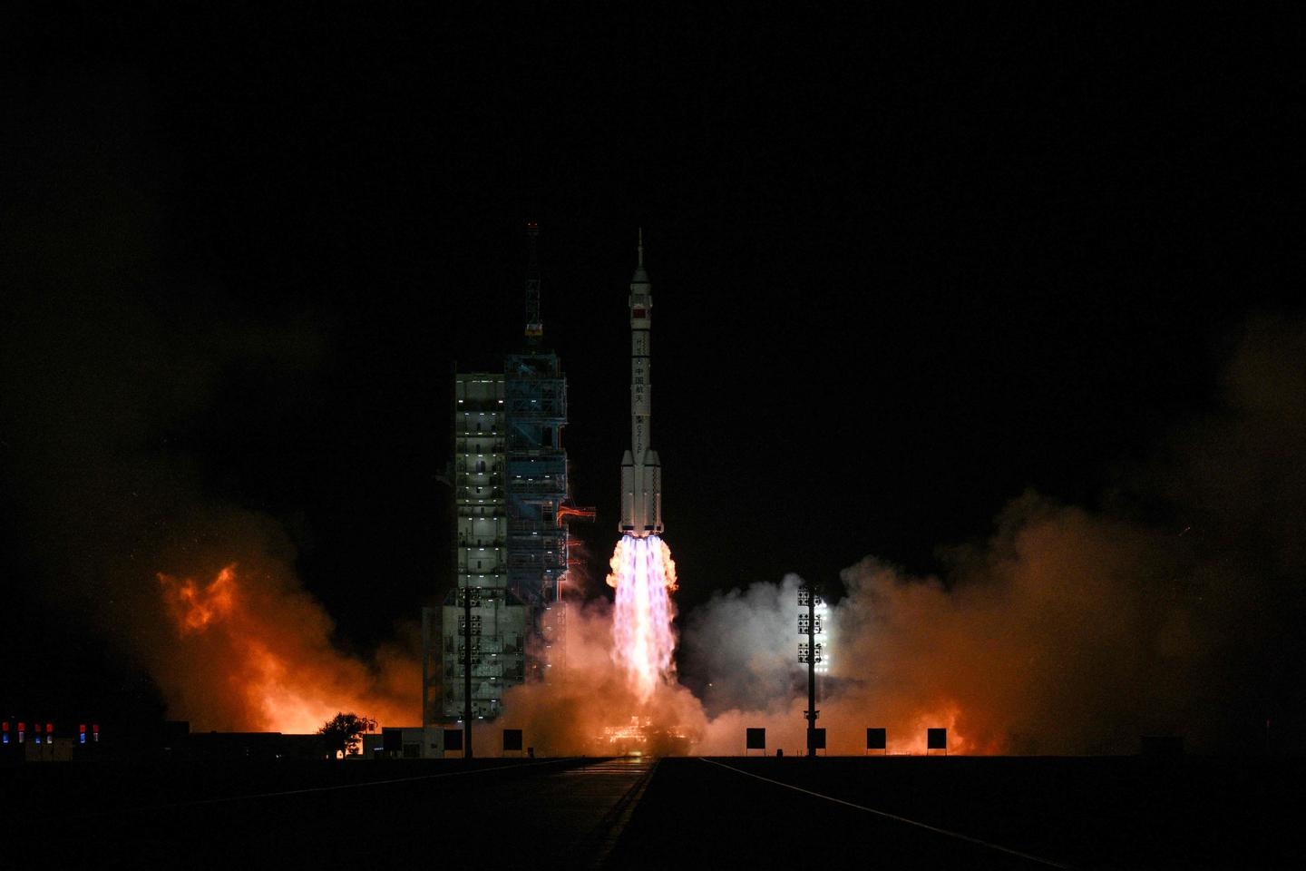La Chine envoie trois astronautes vers sa station spatiale Tiangong pour une mission de six mois
