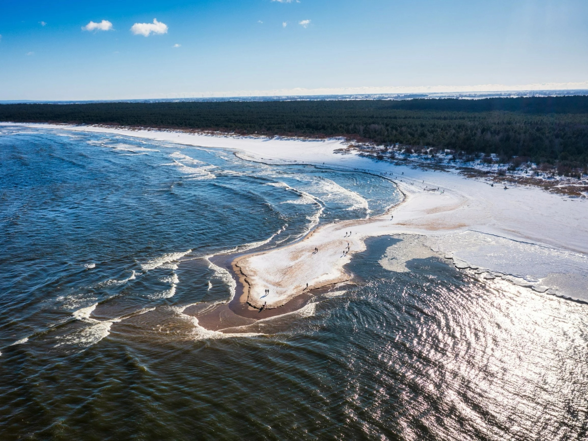 Un spectacle insolite sur la mer Baltique. Une nouvelle partie de la Pologne a changé de visage.