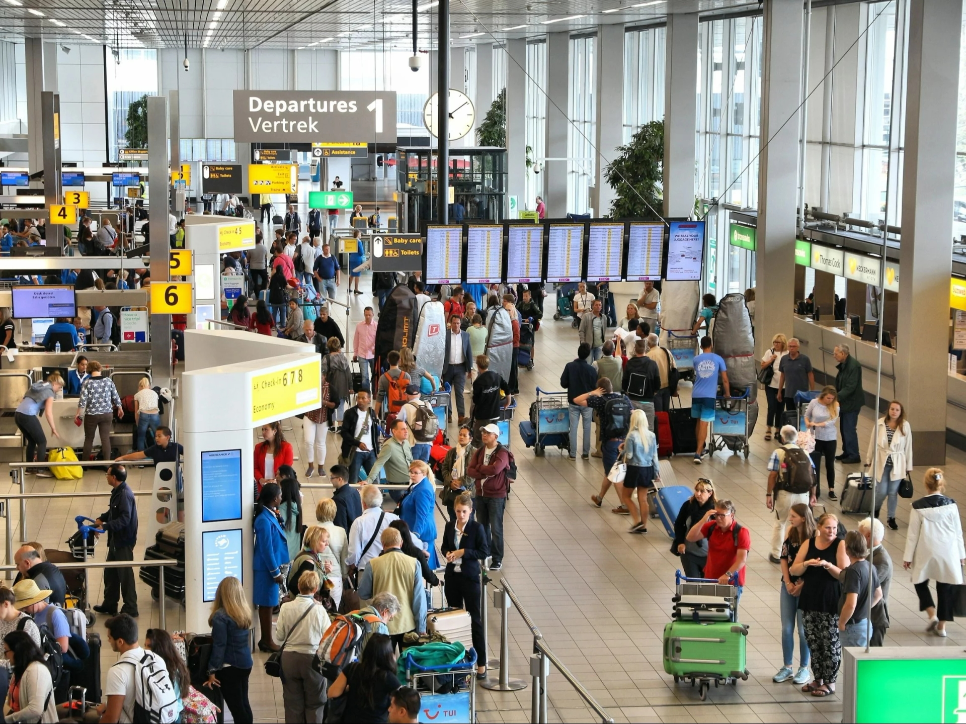 There are disruptions at Amsterdam Airport. Flights from Poland have also been canceled.