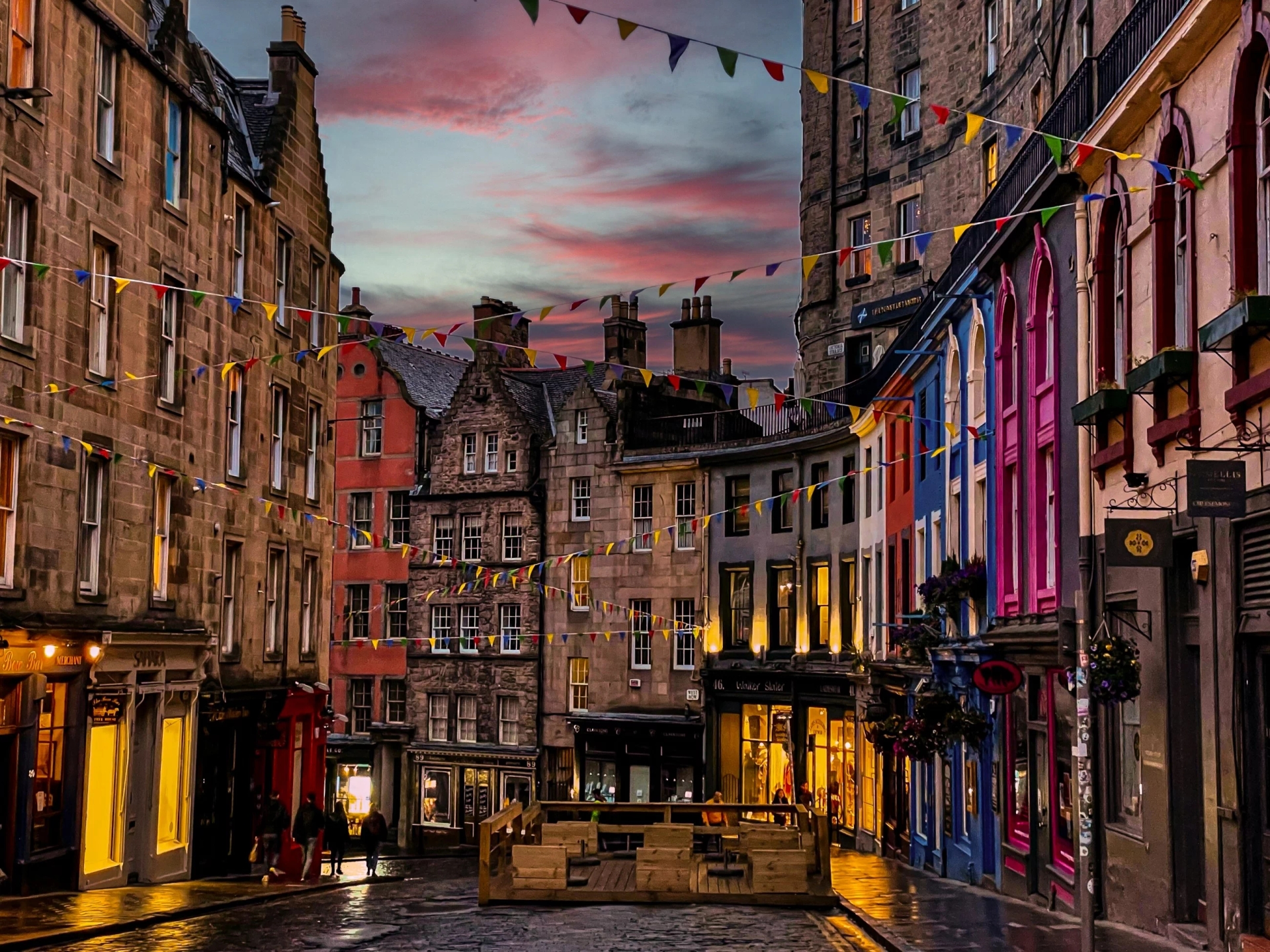 Questa città è più bella in autunno. Possiamo arrivarci in aereo da sei aeroporti in Polonia.