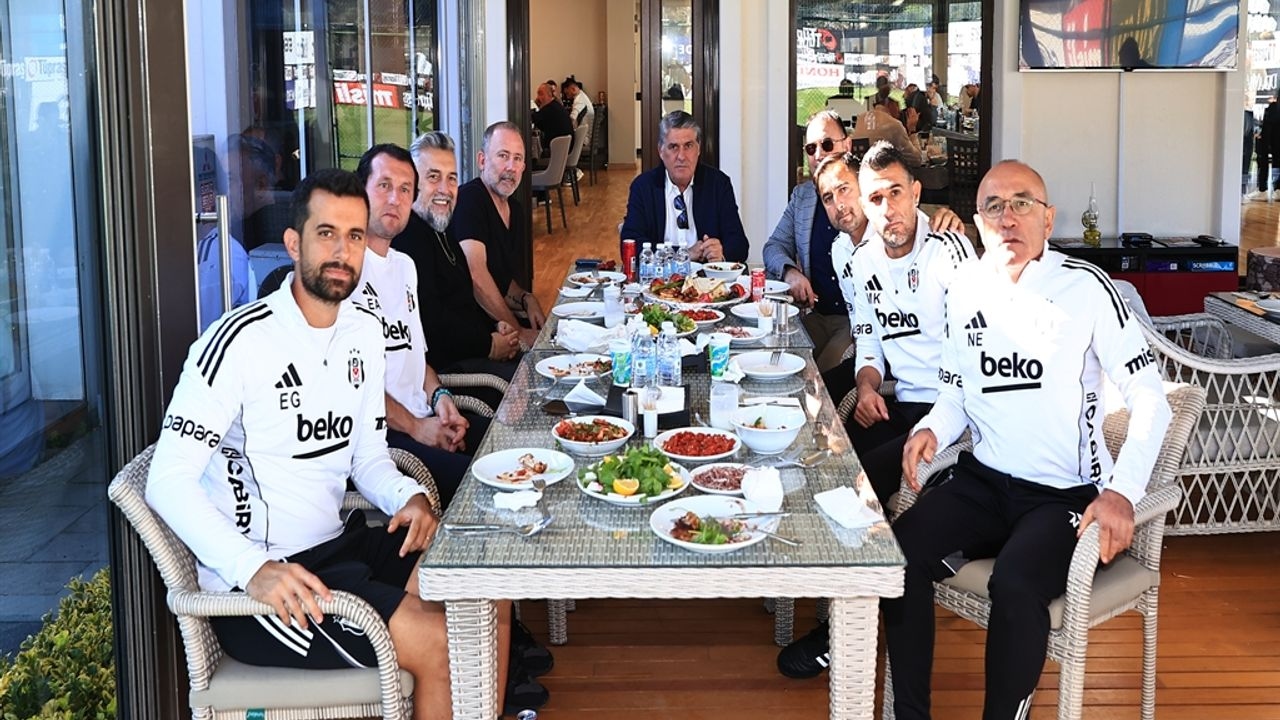 El presidente del Beşiktaş, Serdal Adalı, se reunió con los jugadores antes del derbi del Fenerbahçe