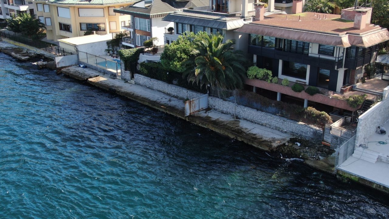 Citizens react to the closure of the coastal road in Üsküdar