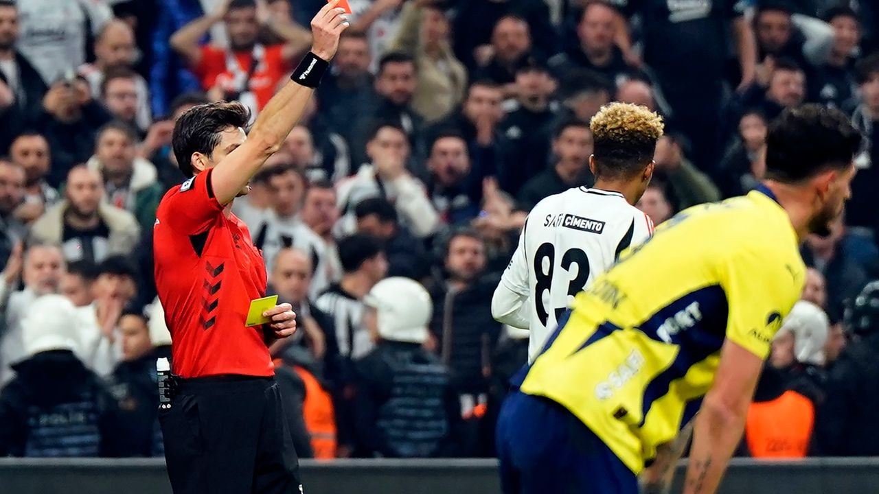 Se mostraron 34 tarjetas rojas en los últimos 50 derbis entre Beşiktaş y Fenerbahçe.