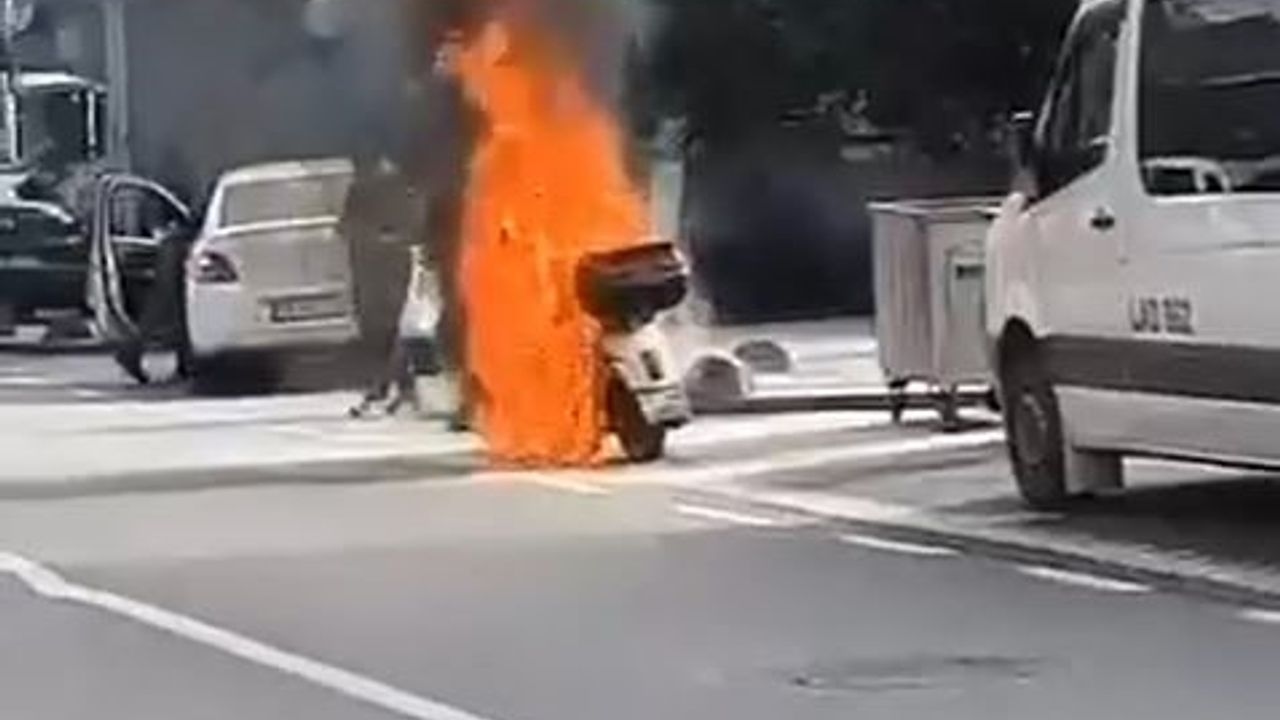 Una motocicleta se incendió mientras circulaba en Arnavutköy.
