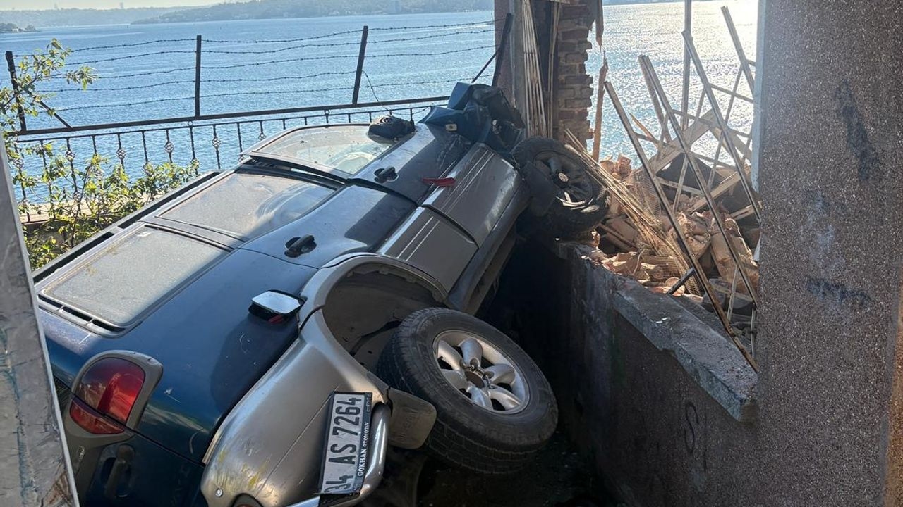 Un coche que se deslizó cuesta abajo en Sarıyer se estrelló contra un edificio y quedó colgado de la barandilla.