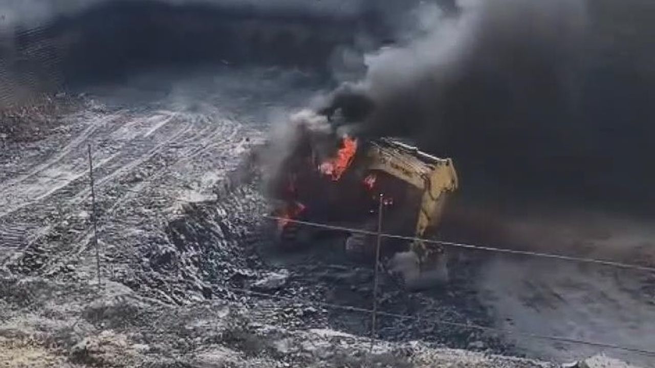 Una máquina de construcción se incendió en Arnavutköy.