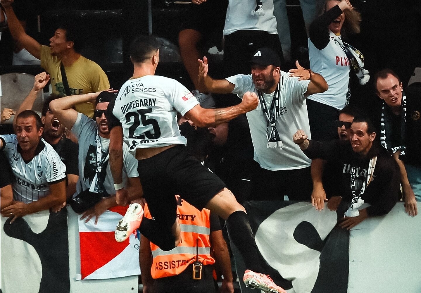 Farense anula desvantagem de três golos ao intervalo e vence em casa por 4-3