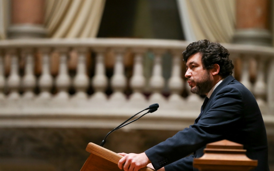 El Partido Socialista (PS) exige explicaciones al ministro sobre los fallos en la migración informática de los tribunales administrativos.