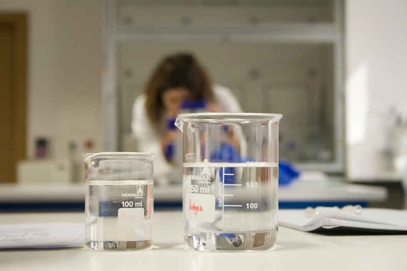 OE2026: Association of Clinical Laboratories waarschuwt dat bezuinigingen op de National Health Service de duurzaamheid ervan in gevaar brengen.