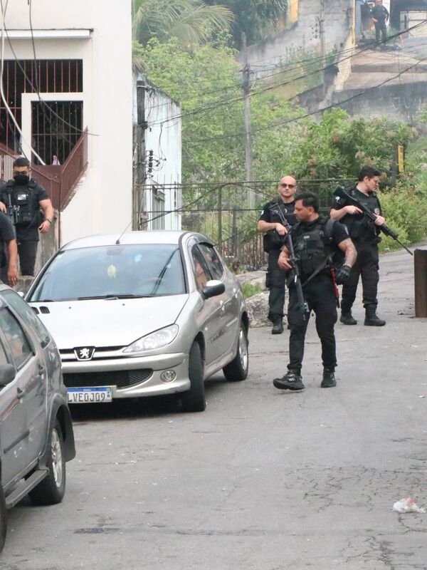 Silah sesleri, yanan barikatlar, insansız hava aracı saldırıları: Sahil metropolünün gecekondu mahallelerinde Kızıl Komutanlığa yönelik operasyon iç savaş benzeri koşullara yol açıyor.