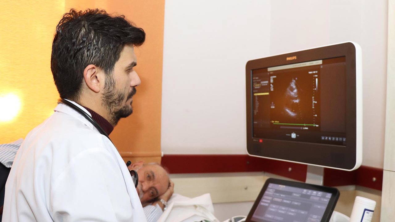 Acile getirilen hastanın kalp zarından 1 litre sıvı boşaltıldı